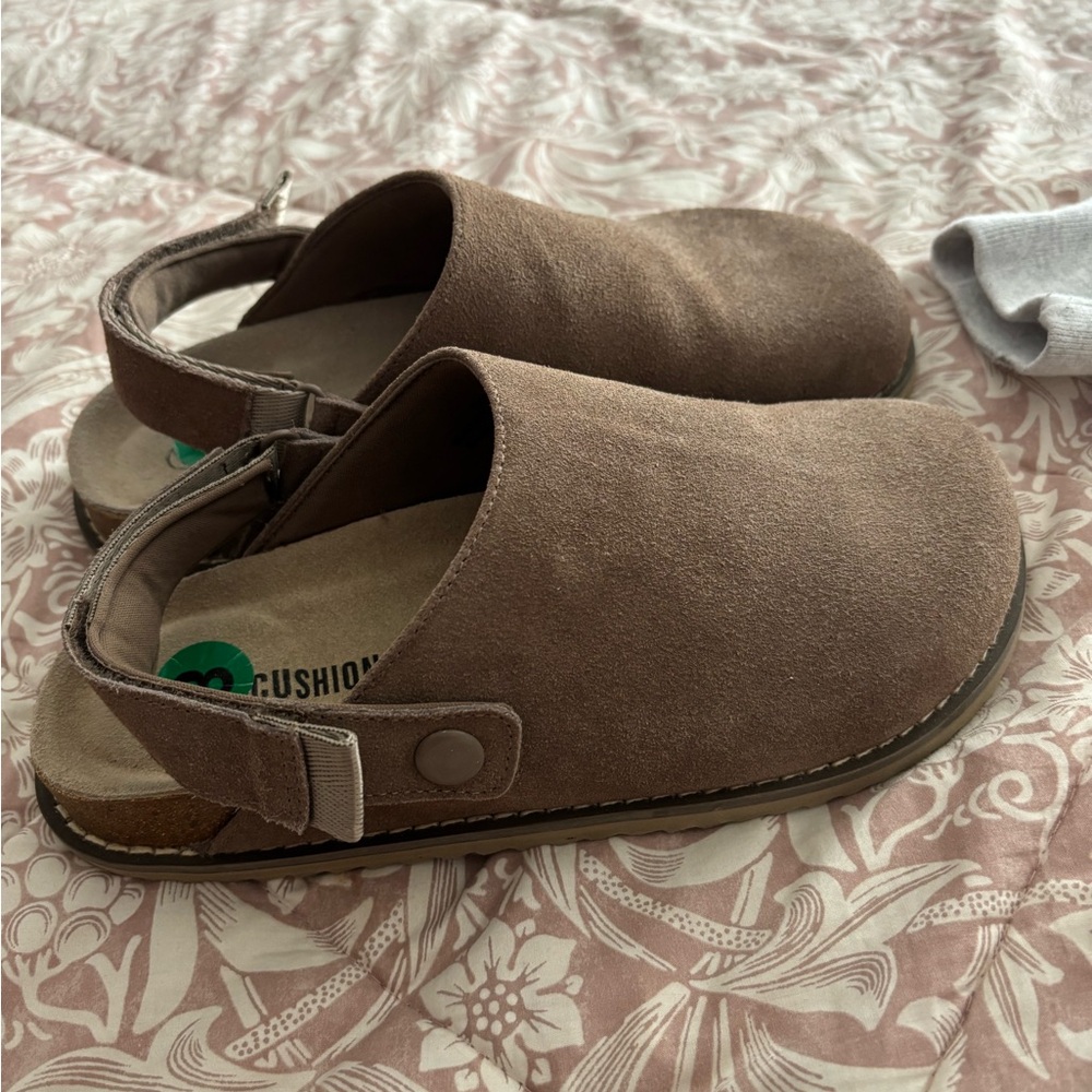 Elegant Tan Suede Mules